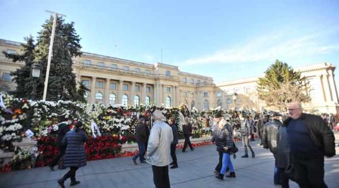 galerie foto romanii au transformat gardul palatului regal in altar inchinat regelui mihai i