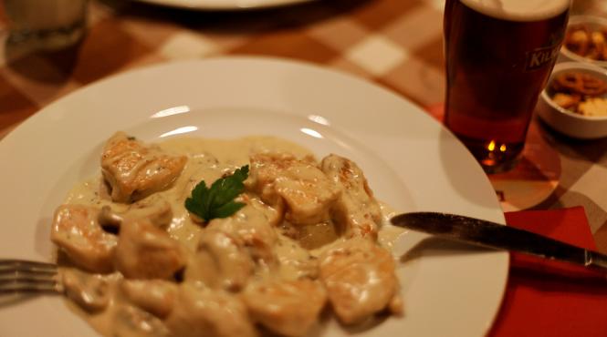 reteta zilei pui cu smantana si legume la cuptor