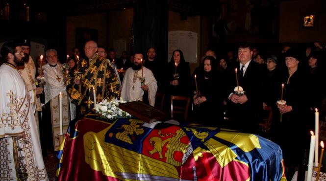 slujba de inmormantare a regelui mihai a inceput la catedrala patriarhala patriarhul oficiaza impreuna cu 8 mitropoliti