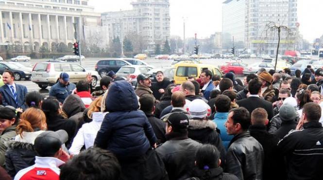 aproximativ 200 de protestatari in piata victoriei la un flashmob pentru sustinerea justitiei