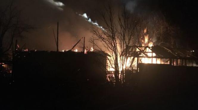 incendiu de proportii la brebu pompierii s au luptat mai bine de 5 ore cu flacarile