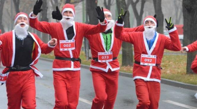 sute de mosi craciun au participat intr o cursa traditionala la atena