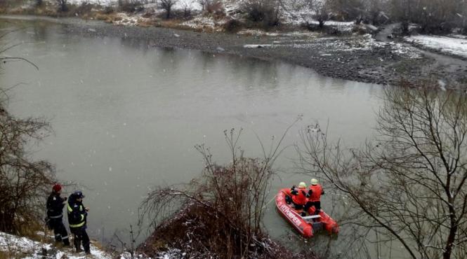dupa doua zile de cautari a fost gasita masina cazuta in raul olt