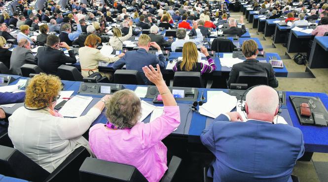 bruxelles ul cere sanctionarea polonezilor din cauza justitiei