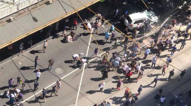 o masina a intrat in pietoni la melbourne sapte persoane au ajuns la spital un copil are o leziune craniana si se afla in stare grava