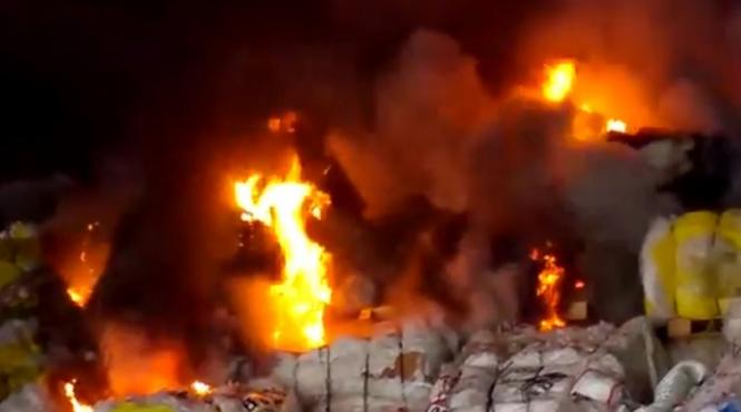 incendiu de proportii in zona industriala a vasluiului tone de deseuri ard de cateva ore