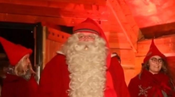 mos craciun a pornit la drum sute de oameni il asteapta in fata casei sale din laponia