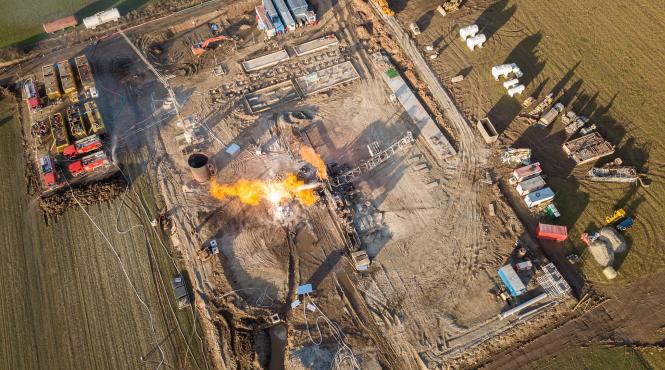 stingerea incendiului de la sonda de gaz din satu mare poate dura si doua luni