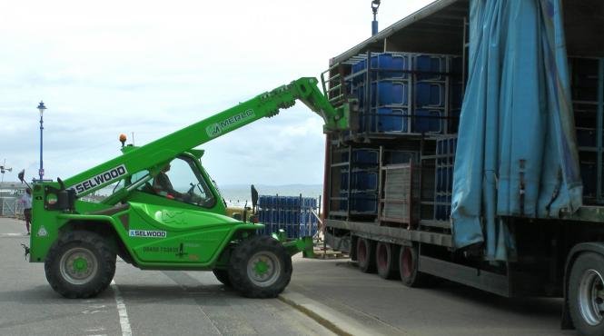 un barbat a murit dupa ce a cazut un container dintr un hipermarket peste el
