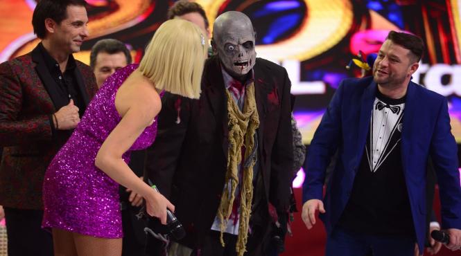 vedeta care s a transformat intr un zombi a cerut sa plece acasa cu masca pe fata