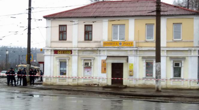 un barbat care ar avea explozibili a luat 11 ostatici intr un oficiu postal din harkov ucraina