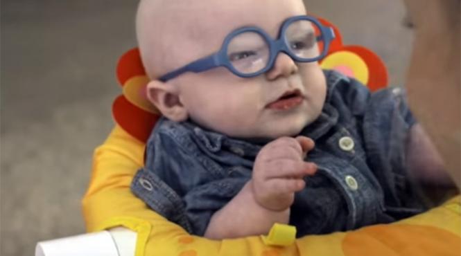 video momentul emotionant in care un bebelus aproape orb isi vede mama pentru prima oara