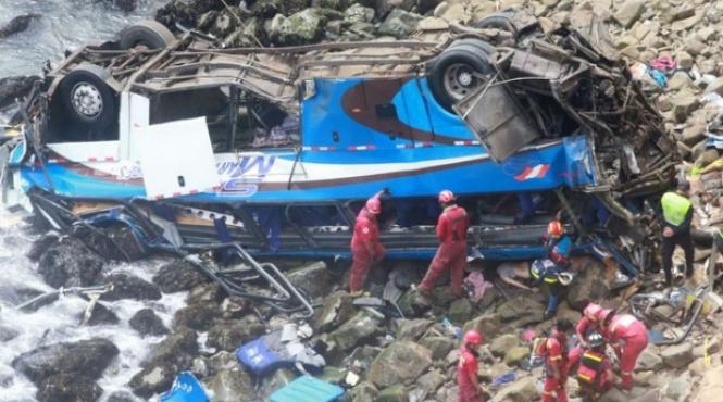 accident cumplit in peru 48 de morti dupa caderea unui autocar de la 100 de metri