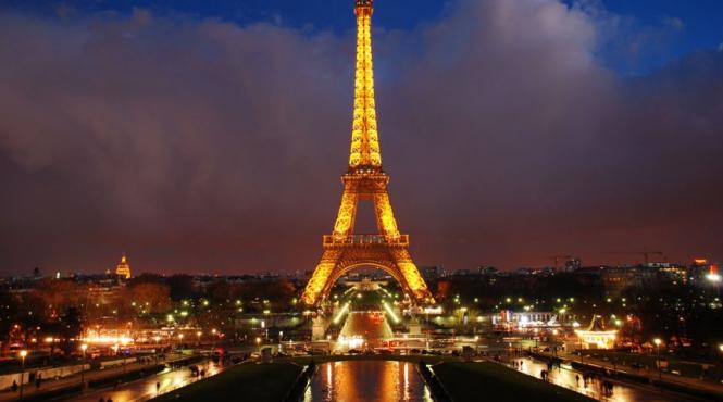 turnul eiffel a fost inchis pentru vizitare din cauza furtunii eleanor