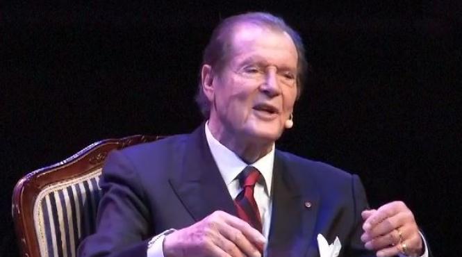 actorul roger moore desemnat personalitatea anului 2017 de filiala britanica a asociatiei peta
