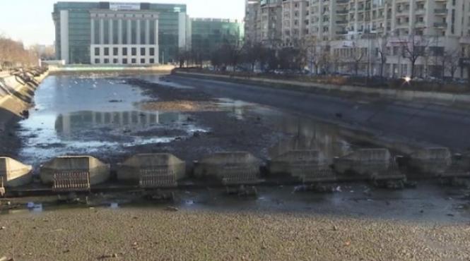 bucurestenii trebuie sa suporte mirosul de namol timp de zece zile