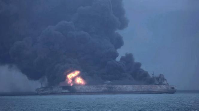 risc de explozie in cazul unui petrolier care arde in largul coastelor chinei