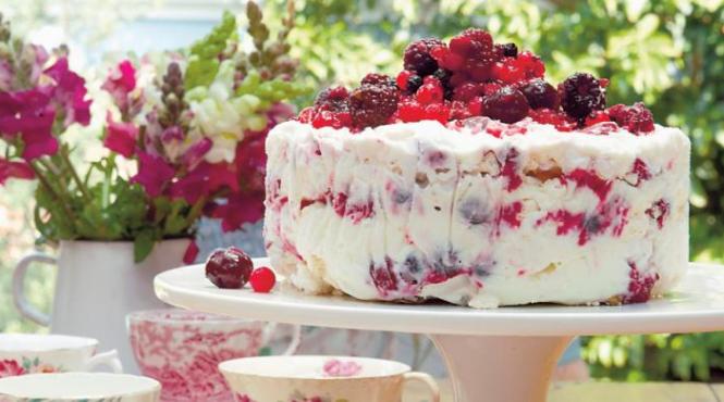 reteta zilei inghetata cu bezele si fructe de padure