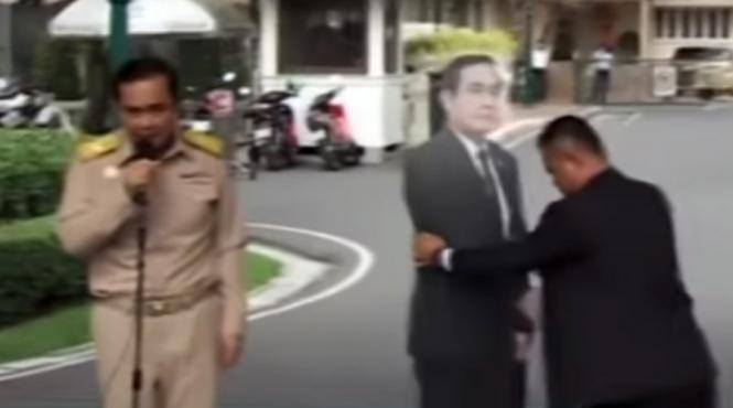 video premierul thailandei a lasat o poza de a sa sa raspunda intrebarilor jurnalistilor