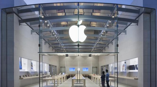 panica intr un magazin apple dupa ce o baterie a unui iphone a luat foc