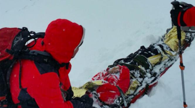 un batran a fost salvat de jandarmi dupa ce a cazut intr o prapastie din masivul piatra craiului