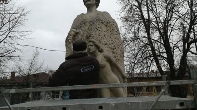 a fost vandalizata cea mai veche statuie din tara a lui mihai eminescu