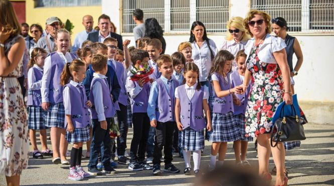 elevii au scapat de uniforme motivul costa