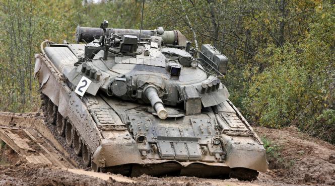 rusia un barbat a intrat cu un tanc intr un supermarket de unde a fura o sticla de vin