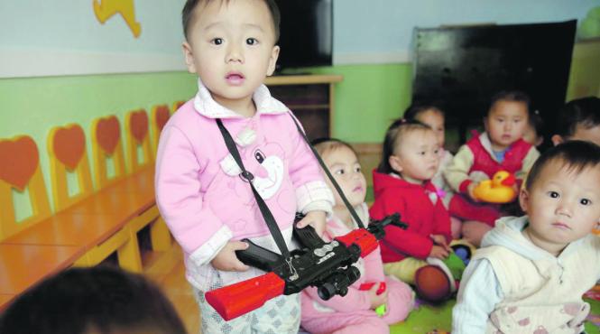 copiii nord coreeni sunt instruiti militar pentru a si apara liderul