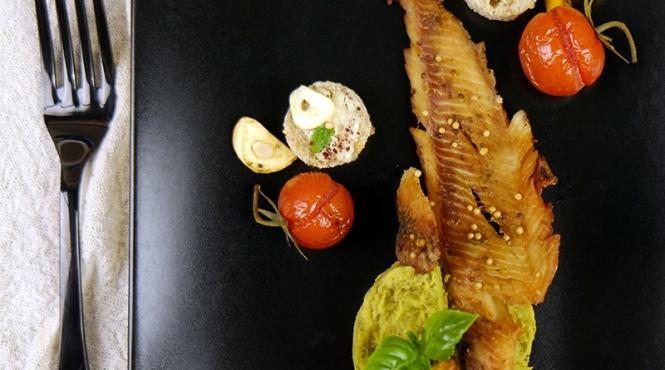 reteta zilei pastrav la cuptor cu piure de mazare