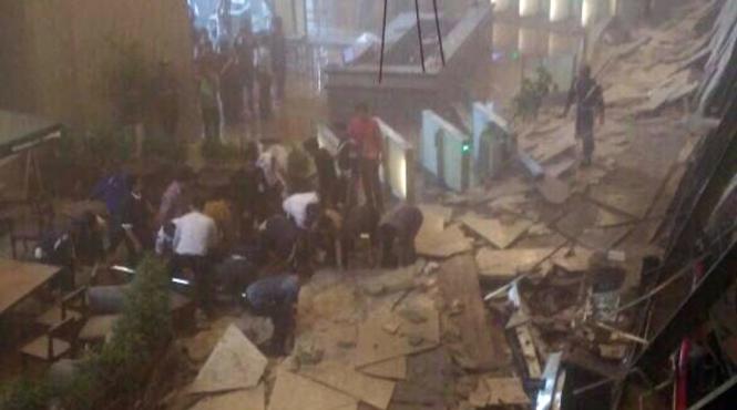 imagini socante din timpul prabusirii unui etaj al bursei din jakarta
