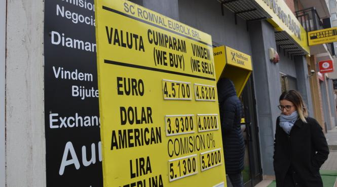 leul la un minim istoric in contextul noii crize politice