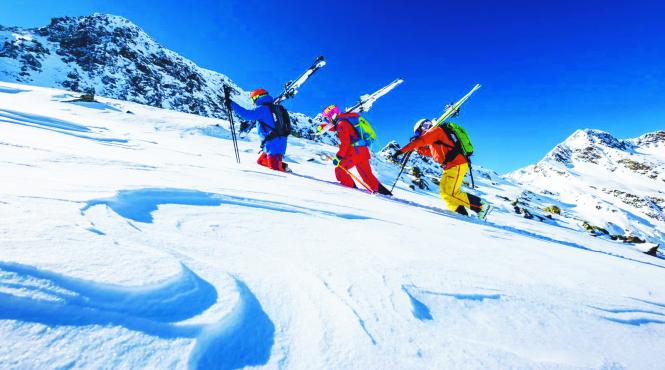 unde mergem in vacanta din februarie ne luam schiurile sau costumul de baie si ochelarii de soare