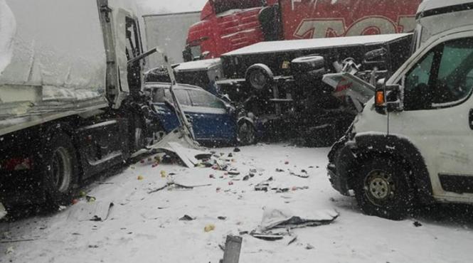 carnagiu cumplit in cehia zeci de masini strivite intr un carambol fara precedent