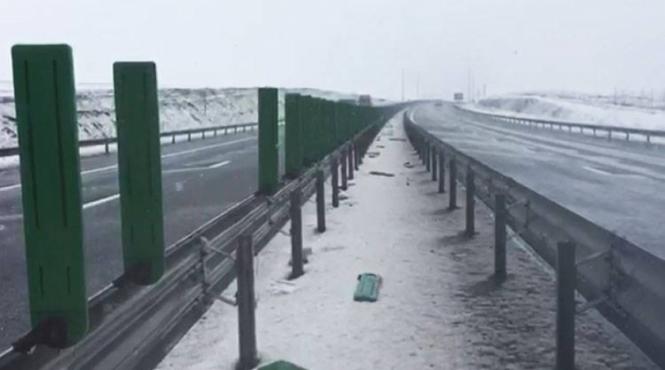 imagini de cosmar pe autostrada soarelui viscolul a distrus sute de panouri antiorbire