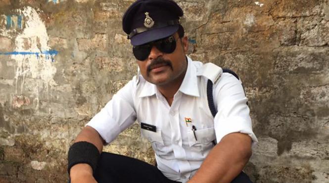 video faceti cunostinta cu politistul care dirijeaza circulatia in pasi de dans