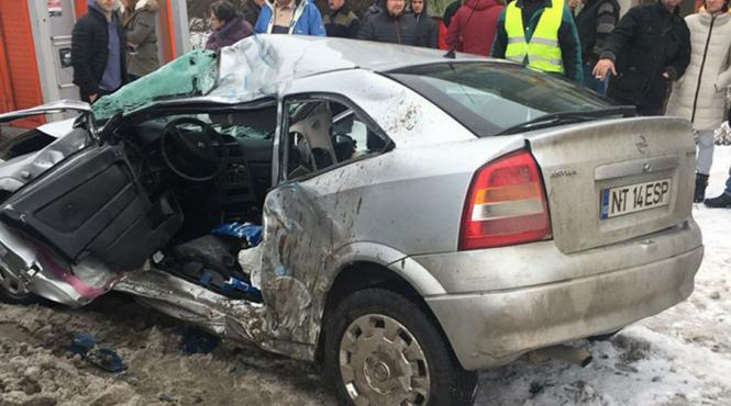 accident grav dupa ce un autoturism a intrat sub un camion incarcat cu lemne