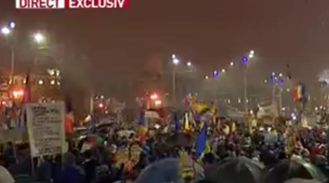 cateva mii de protestatari au blocat piata universitatii