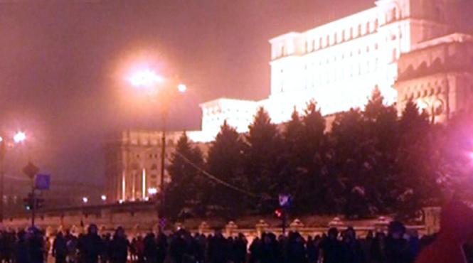 protestatarii pleaca spre case dupa ce si au aprins telefoanele si au cantat imnul national