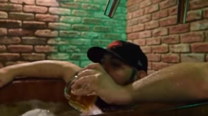 video cehii ofera turistilor bai in jacuzzi cu bere