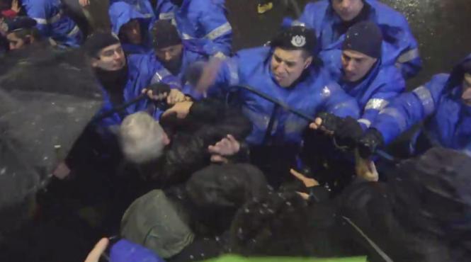 jandarmul care a lovit mai multi oameni in timpul protestului cercetat pentru purtare abuziva