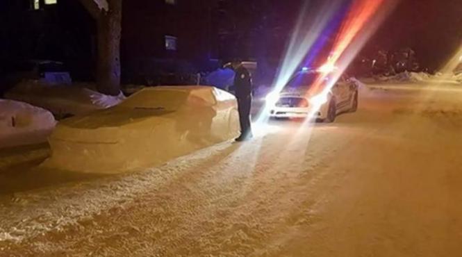 politisti pacaliti de o masina sculptata