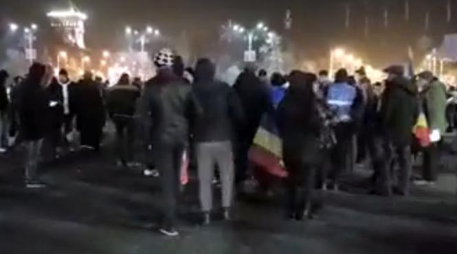 cateva sute de persoane protesteaza in piata victoriei