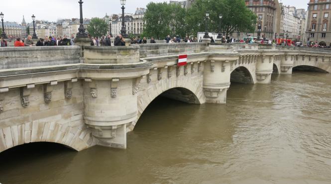 risc crescut de inundatii in paris nivelul raului sena continua sa creasca