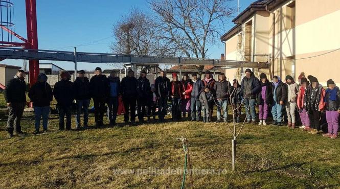 un grup masiv de migranti oprit de politisti la moravita