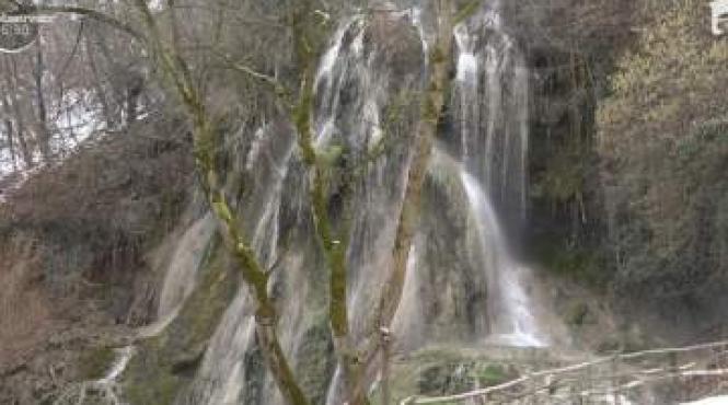 imagini terifiante cascada clocota una dintre cele mai impresionante din romania a ajuns o groapa de gunoi
