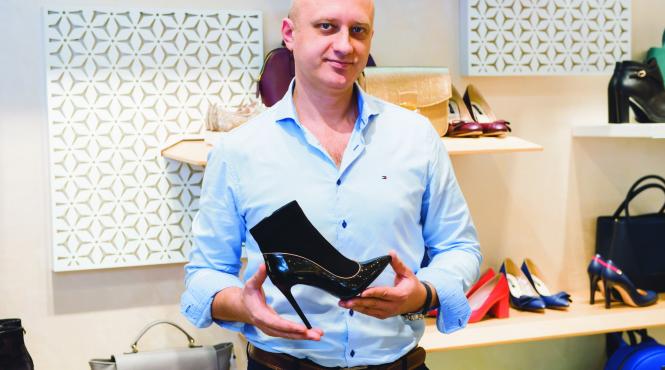 pantofi inspirati din epoletii uniformei militare