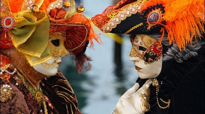 expozitie de masti traditionale romanesti la carnavalul de la venetia