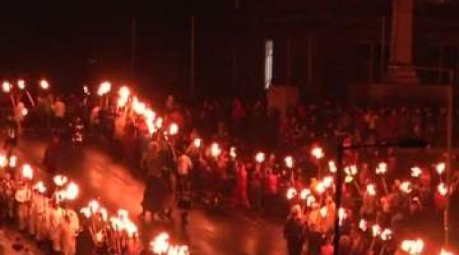 cateva sute de barbati din scotia inarmati cu torte au participat la festivalul vikingilor