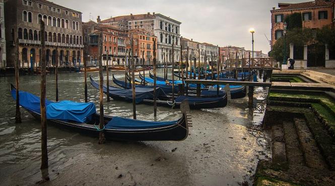 seceta loveste venetia gondolele zac in malul canalelor